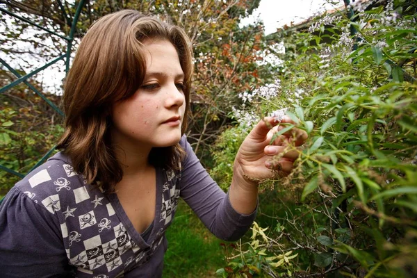 Fotografía Una Aventura Chicas Jóvenes Jardín Aprendiendo Crecer — Foto de Stock