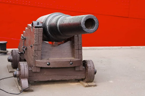 Alte Sowjetische Kanone Auf Dem Boden — Stockfoto