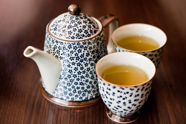 Teekanne Und Tassen Auf Holztisch — Stockfoto