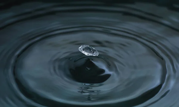 Waterdruppel Het Oppervlak Van Vloeistof — Stockfoto