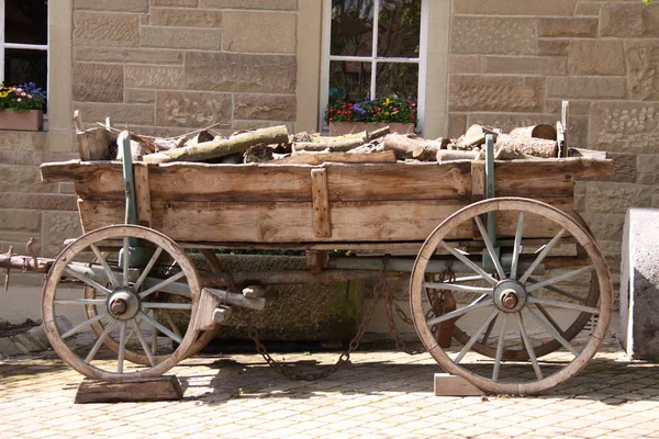 有轮子和绳索的旧木车 — 图库照片