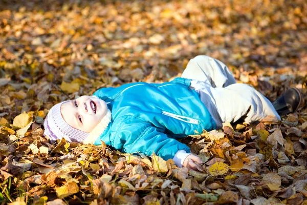 Anak Anak Membuang Daun Musim Gugur — Stok Foto