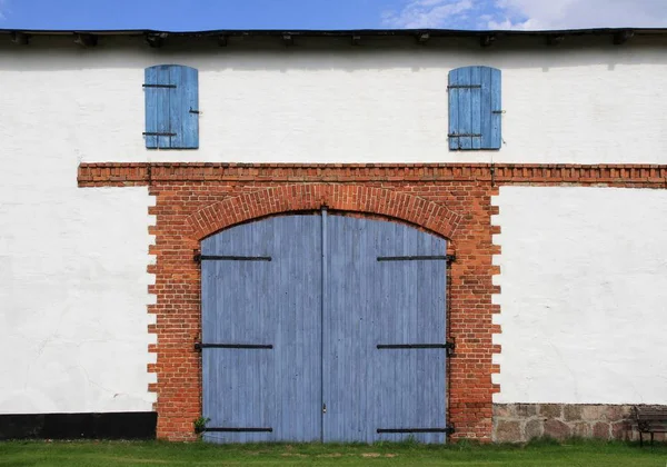 Old Barn Door Daytime — Stock Photo, Image
