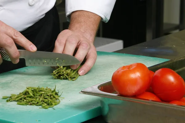 Feche Para Cima Uma Pessoa Que Corta Legumes — Fotografia de Stock