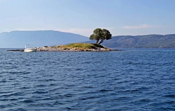 Teknesi Olan Issız Bir Ada — Stok fotoğraf
