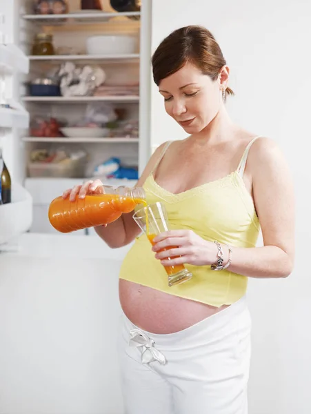 Kobieta Ciąży Sokiem — Zdjęcie stockowe