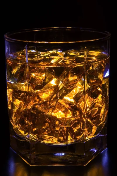 Whiskey Met Ijs Een Zwarte Achtergrond — Stockfoto