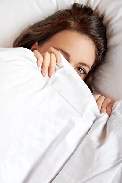 Jovem Mulher Cama Enquanto Relaxa — Fotografia de Stock