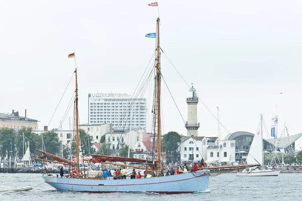 Rostock Uma Cidade Que Atravessa Rio Warnow Costa Norte Alemanha — Fotografia de Stock