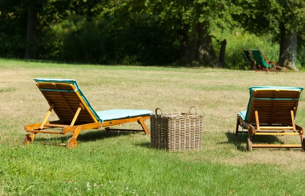 Piknik Asztal Székekkel Sátorral Parkban — Stock Fotó