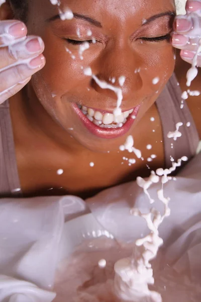 一滴の水を持った若い女性が — ストック写真