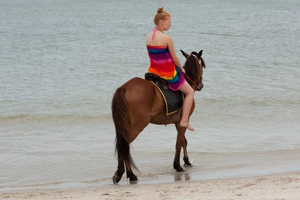 Equitazione Sulla Spiaggia — Foto Stock