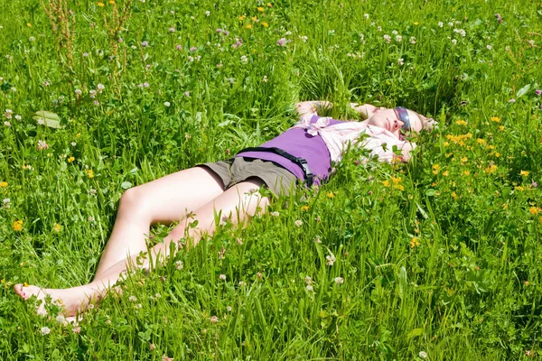 Mädchen Liegt Auf Gras Park — Stockfoto