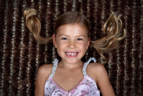 Mała Dziewczynka Leżąca Uśmiechnięta — Zdjęcie stockowe