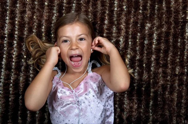 Dívka Poslouchající Hudbu Sluchátkách — Stock fotografie