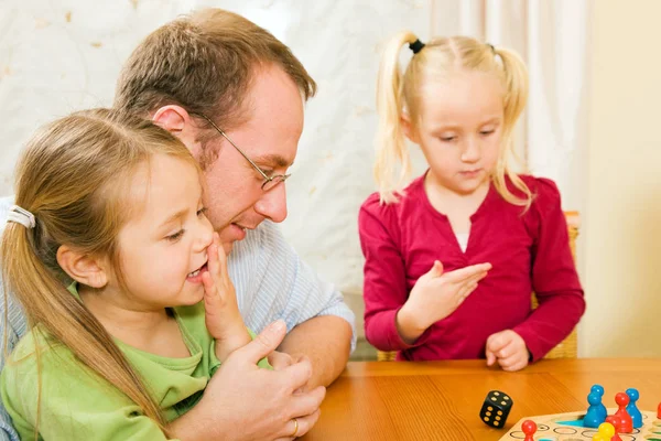 Aile Bir Masa Oyunu Oynuyor — Stok fotoğraf