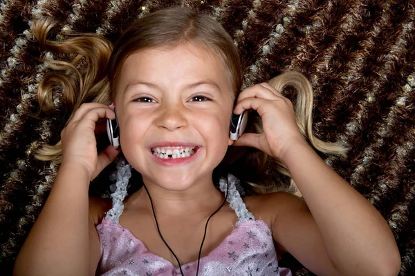 Kulaklıkla Müzik Dinleyen Kız — Stok fotoğraf