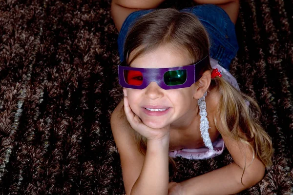 Chica Vistiendo Gafas Viendo Tel — Foto de Stock