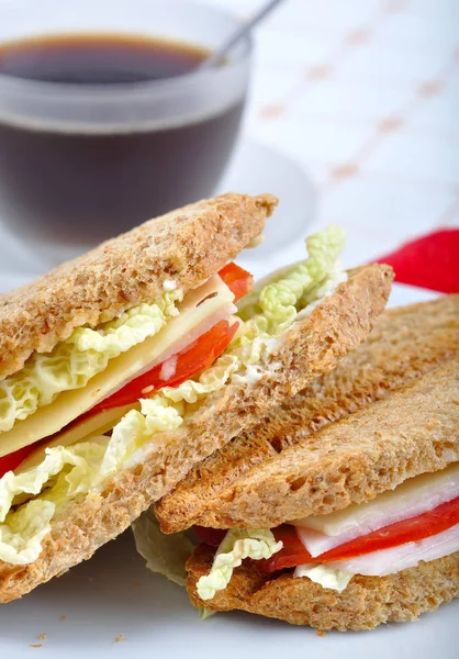 Frisches Und Leckeres Klassisches Club Sandwich Mit Kaffee — Stockfoto