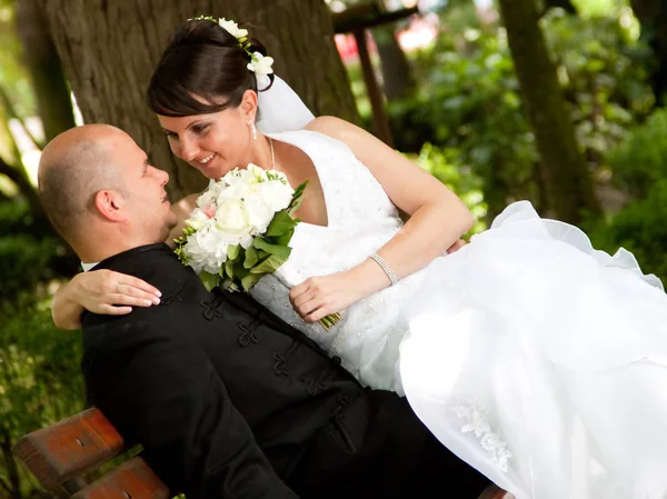 Sposa Sposo Seduti Sulla Panchina — Foto Stock