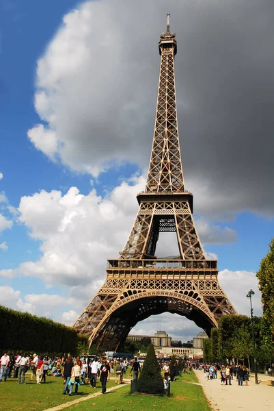 Tourists Eiffel Tower Paris — Stock Photo, Image