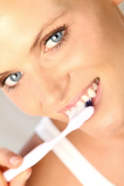 Jovem Mulher Com Escova Dentes Nas Mãos — Fotografia de Stock