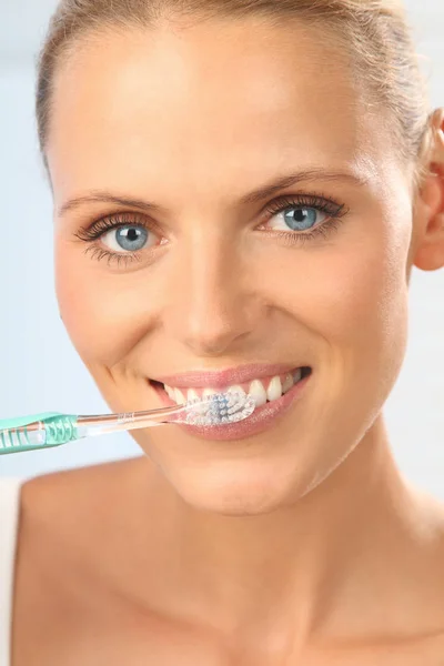 Młoda Kobieta Trzymająca Szczoteczkę Zębów Pastą Zębów — Zdjęcie stockowe