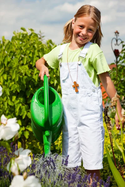 Kleines Mädchen Beim Blumengießen — Stockfoto