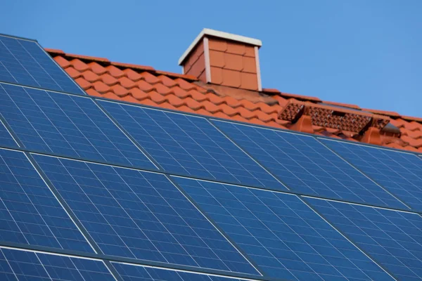 Painéis Solares Telhado Uma Casa — Fotografia de Stock