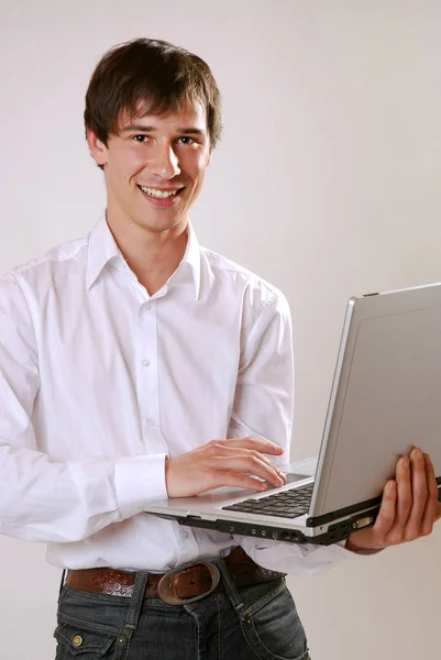 Ung Man Med Bärbar Dator — Stockfoto