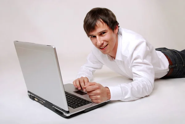 Bilgisayarlı Genç Adam — Stok fotoğraf