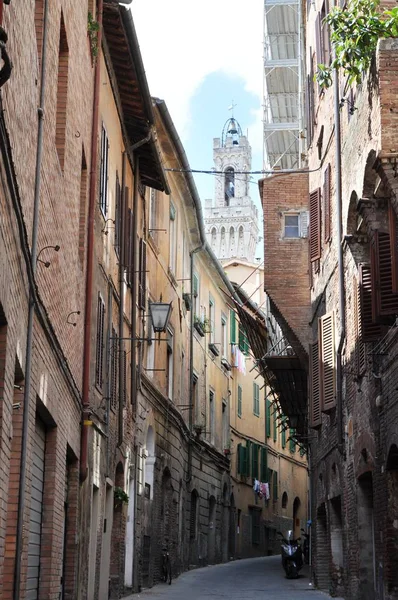 Belediye Binası Kulesi Olan Siena Sokağı — Stok fotoğraf