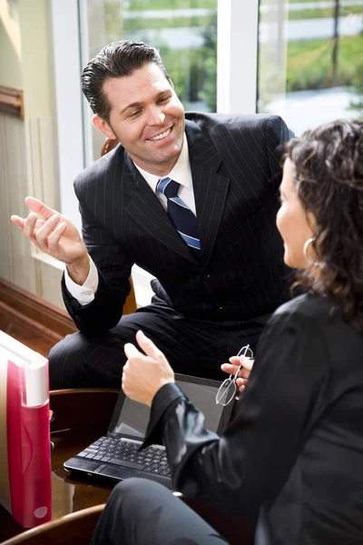 Empresário Sorrindo Falando Com Mulher — Fotografia de Stock