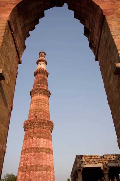 Qutab Minar Través Del Arco Delhi India — Foto de Stock