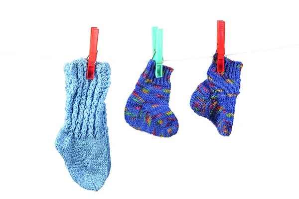 Çoraplar Beyaz Arkaplanda Çamaşır Ipinde Asılı — Stok fotoğraf