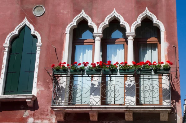 Balcón Ventanas Romántico Persianas — Foto de Stock