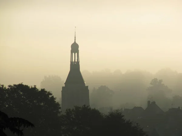 霧の中の教会の塔 — ストック写真