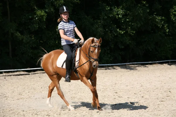 Close Van Meisje Met Paard — Stockfoto