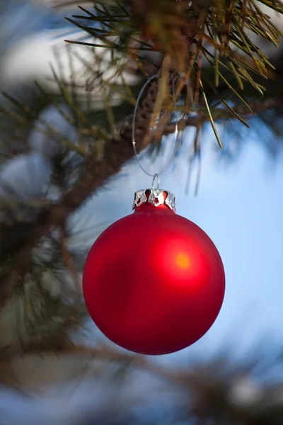 屋外での赤いクリスマスの泡 — ストック写真