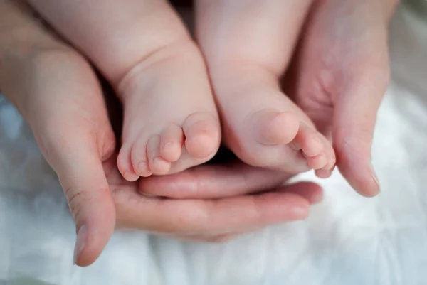 Stopy Dziecka Ręce Matki — Zdjęcie stockowe