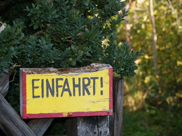 Blick Auf Moderne Verkehrsschilder — Stockfoto