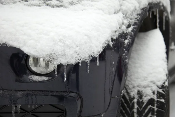 Niebieski Samochód Offroad Śnieżnym Widokiem Przodu — Zdjęcie stockowe