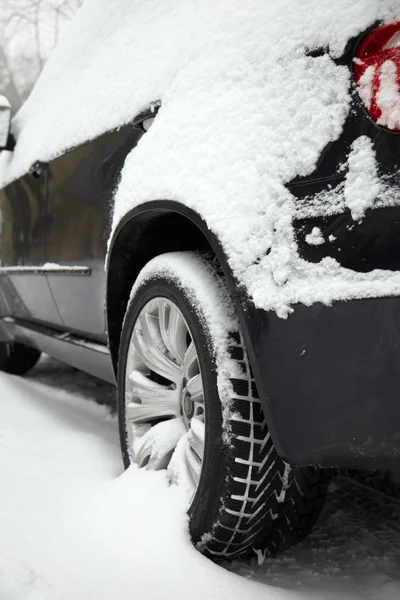 Zamarznięty Samochód Offroad Śnieżnej Ulicy — Zdjęcie stockowe