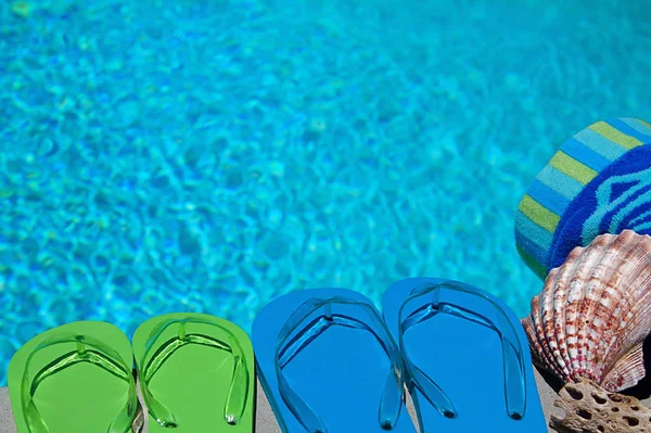 Blauwe Teenslippers Het Zwembad — Stockfoto