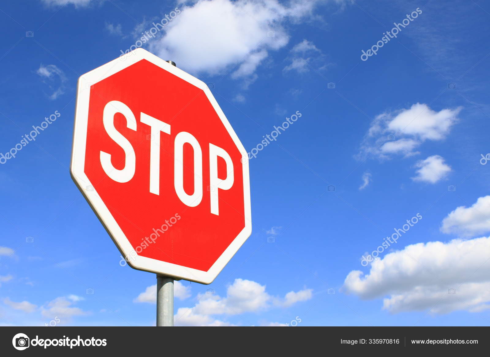 Stoppschild isoliert - Stockfotografie: lizenzfreie Fotos © majaFOTO  2832972