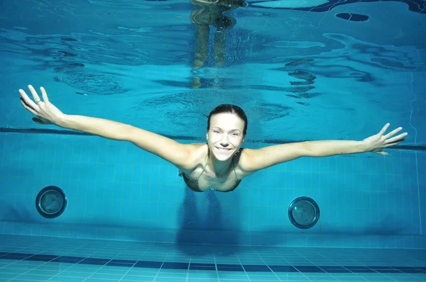 Junge Frau Schwimmbad — Stockfoto