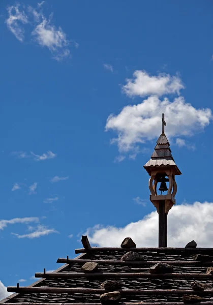 Stará Dřevěná Střecha Modrou Oblohou — Stock fotografie