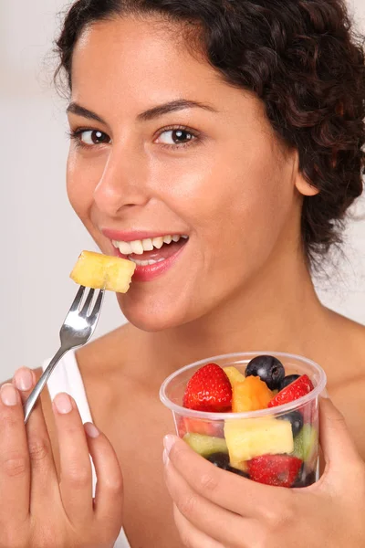 Mujer Joven Que Come Bol Fruta Fresca — Foto de Stock