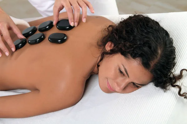 Giovane Donna Che Riceve Trattamento Massaggio Spa — Foto Stock