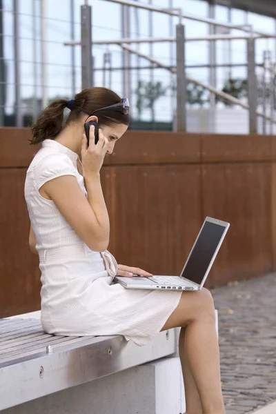 Donna Affari Che Lavora Con Computer Portatile All Aperto — Foto Stock